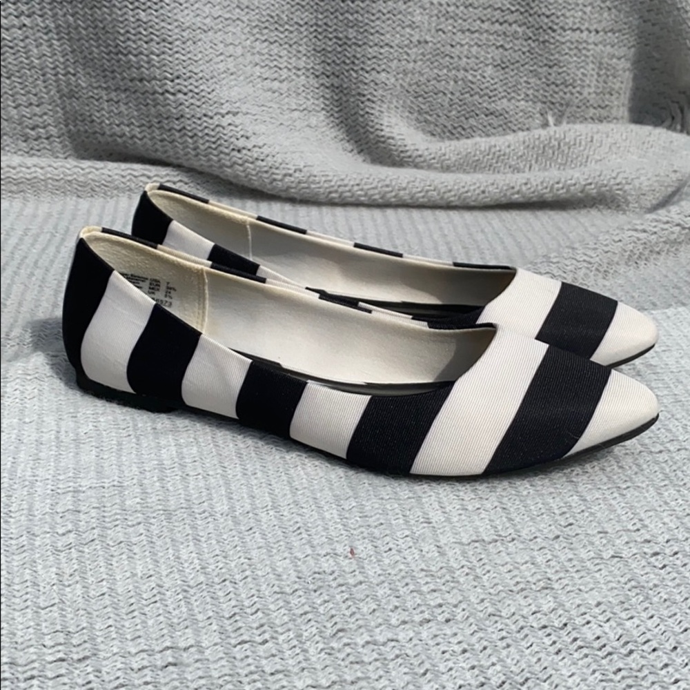 Black and White Flats